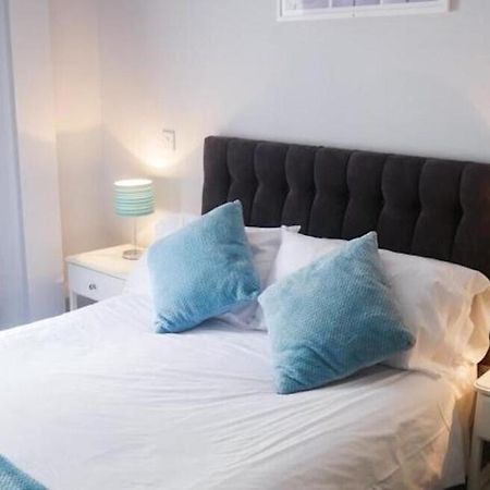 Wood Green Budget Rooms - Next To Mall & Metro Station - 10 Min To City Center Londra Esterno foto