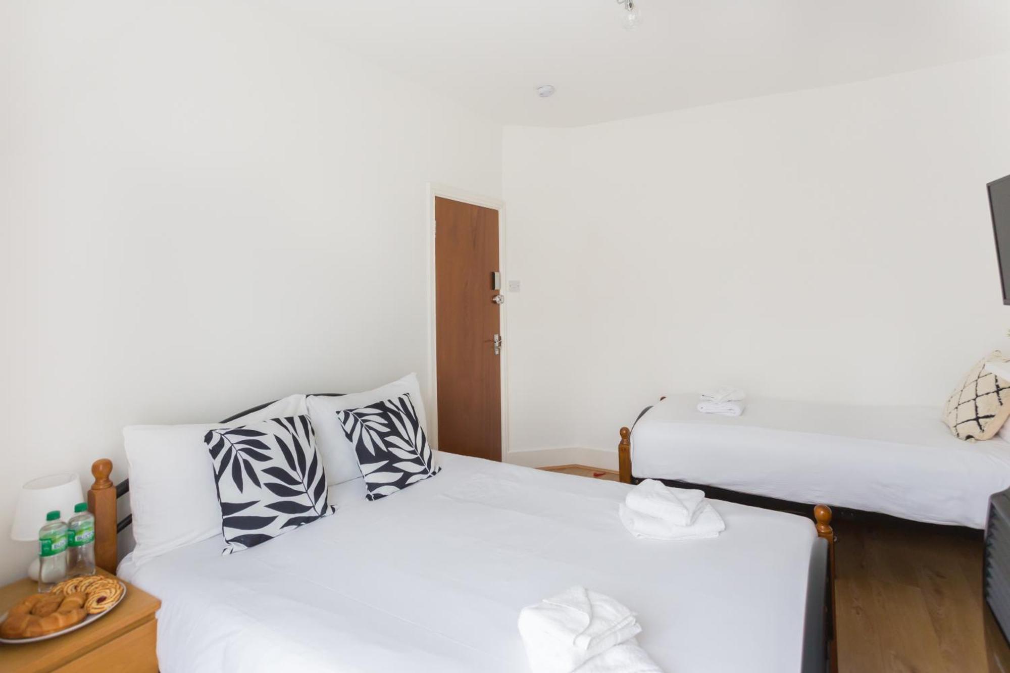 Wood Green Budget Rooms - Next To Mall & Metro Station - 10 Min To City Center Londra Esterno foto