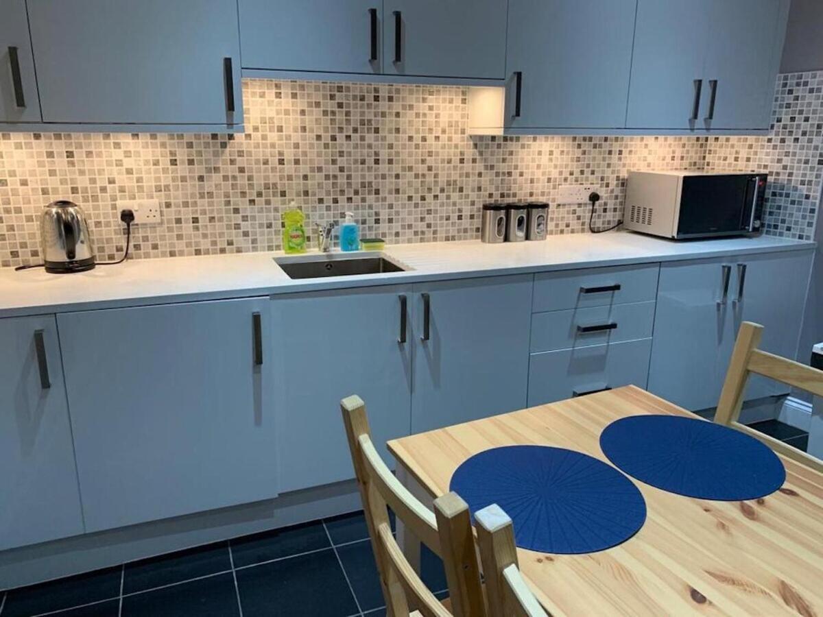 Wood Green Budget Rooms - Next To Mall & Metro Station - 10 Min To City Center Londra Esterno foto