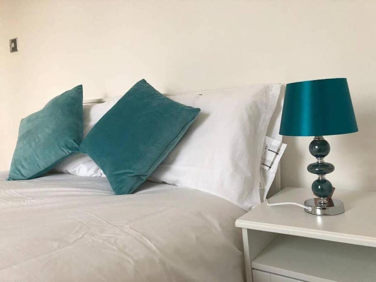 Wood Green Budget Rooms - Next To Mall & Metro Station - 10 Min To City Center Londra Esterno foto