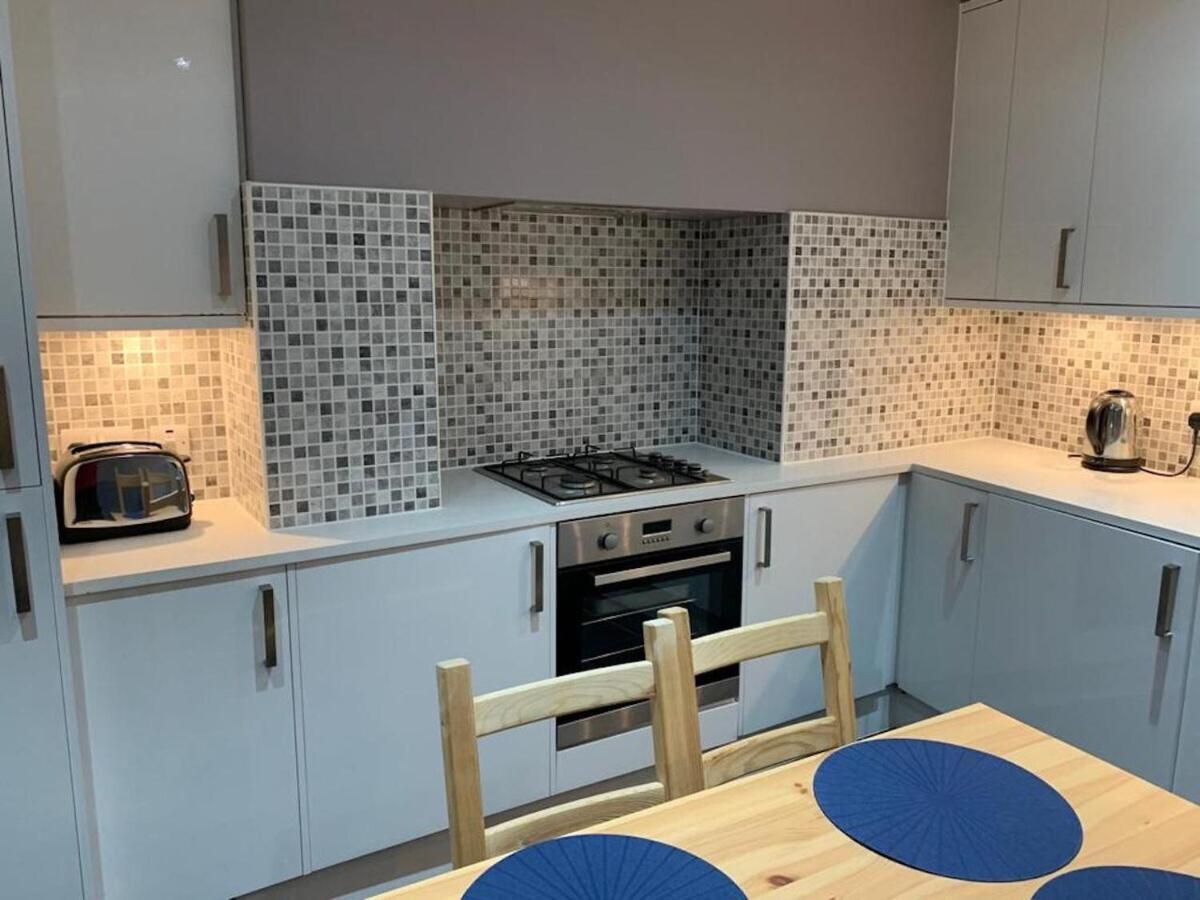 Wood Green Budget Rooms - Next To Mall & Metro Station - 10 Min To City Center Londra Esterno foto