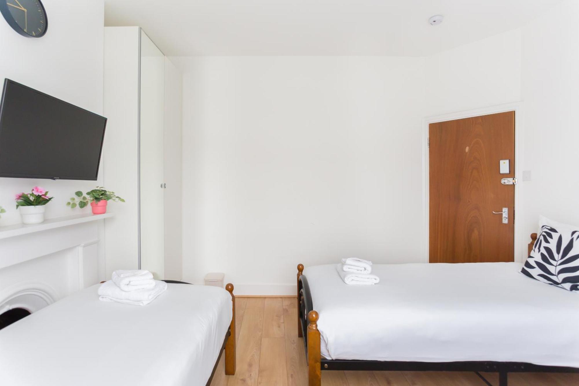 Wood Green Budget Rooms - Next To Mall & Metro Station - 10 Min To City Center Londra Esterno foto