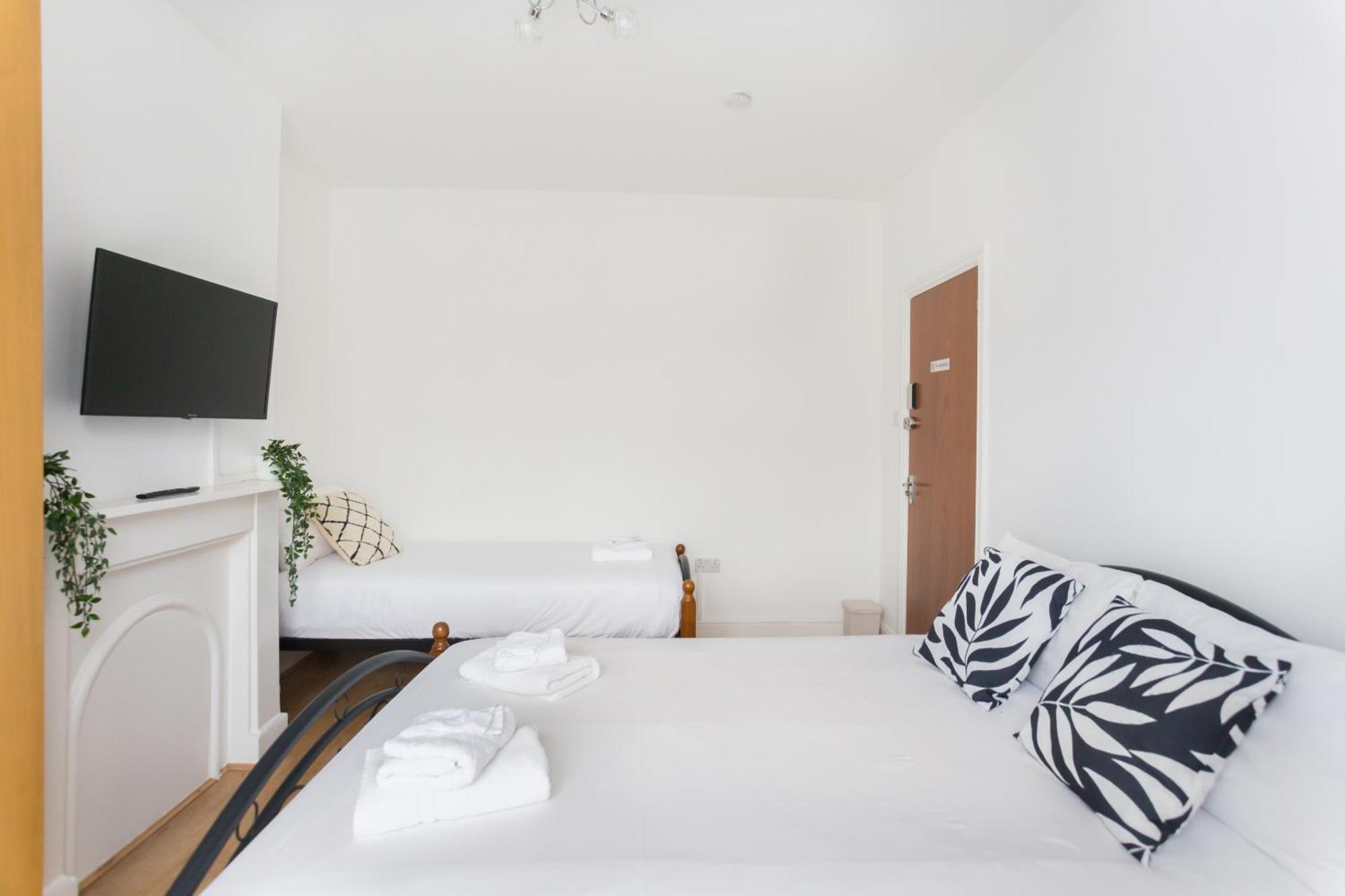 Wood Green Budget Rooms - Next To Mall & Metro Station - 10 Min To City Center Londra Esterno foto
