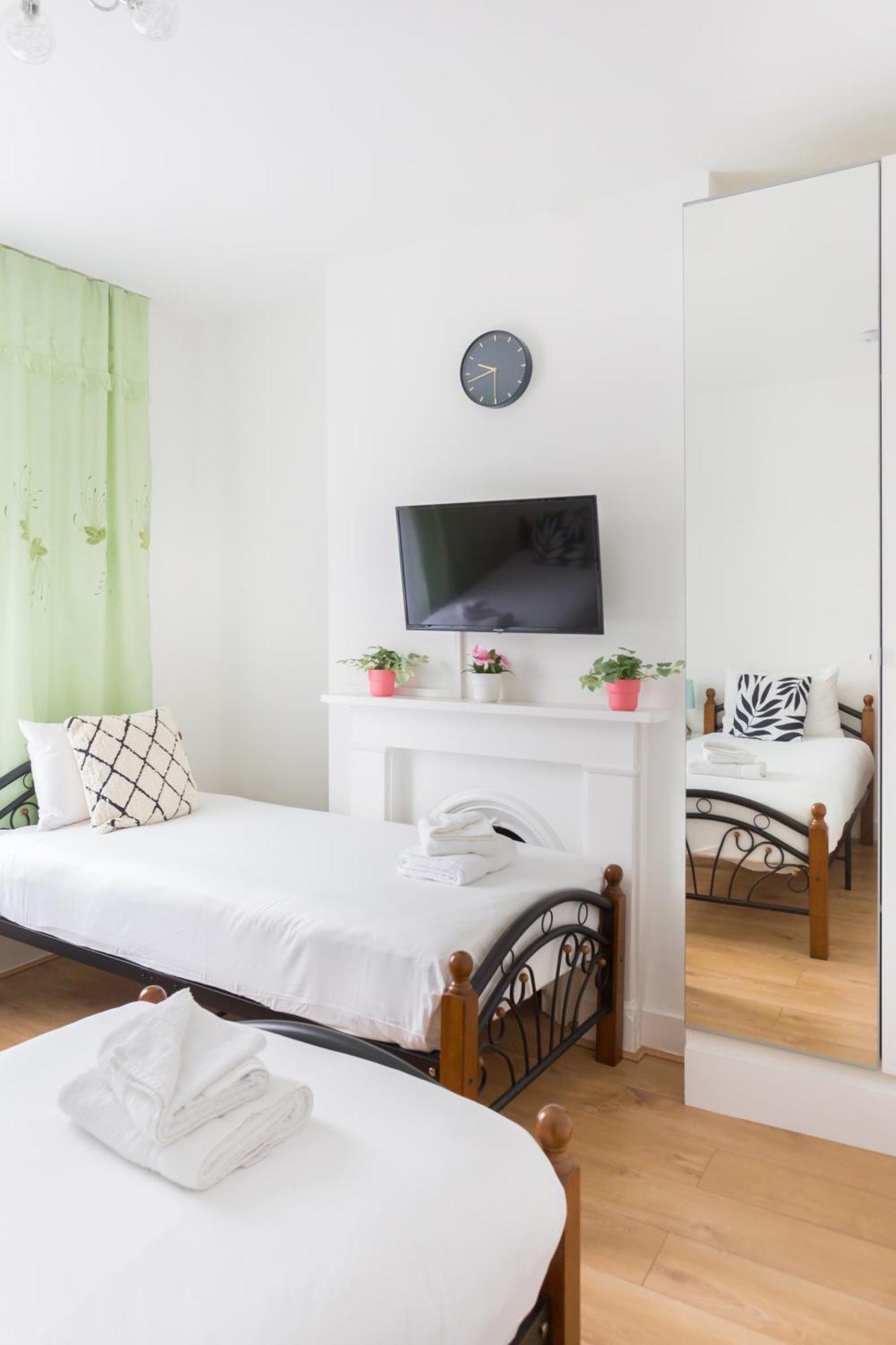 Wood Green Budget Rooms - Next To Mall & Metro Station - 10 Min To City Center Londra Esterno foto