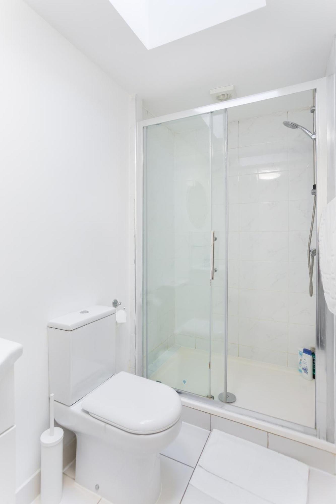 Wood Green Budget Rooms - Next To Mall & Metro Station - 10 Min To City Center Londra Esterno foto