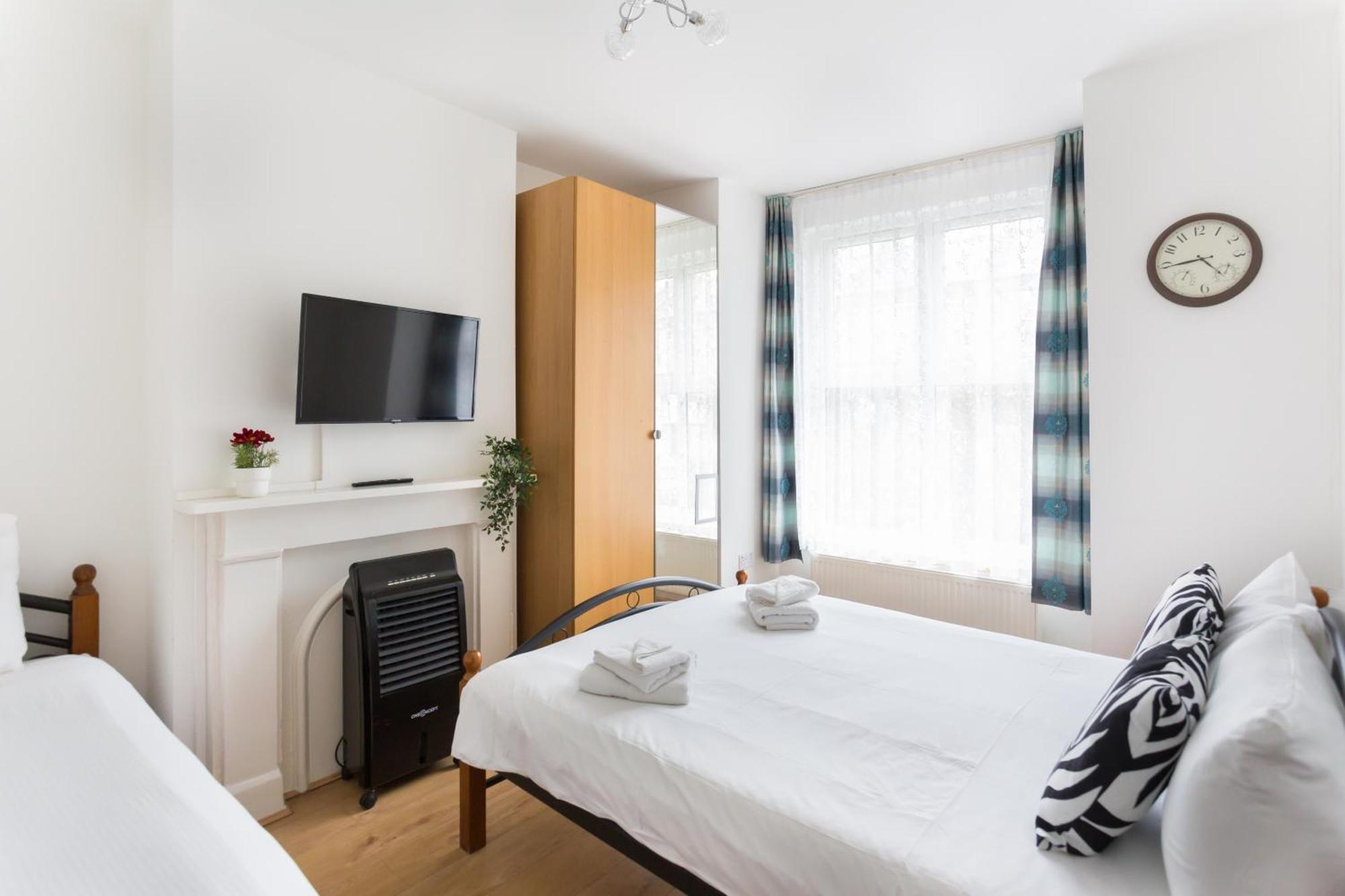 Wood Green Budget Rooms - Next To Mall & Metro Station - 10 Min To City Center Londra Esterno foto
