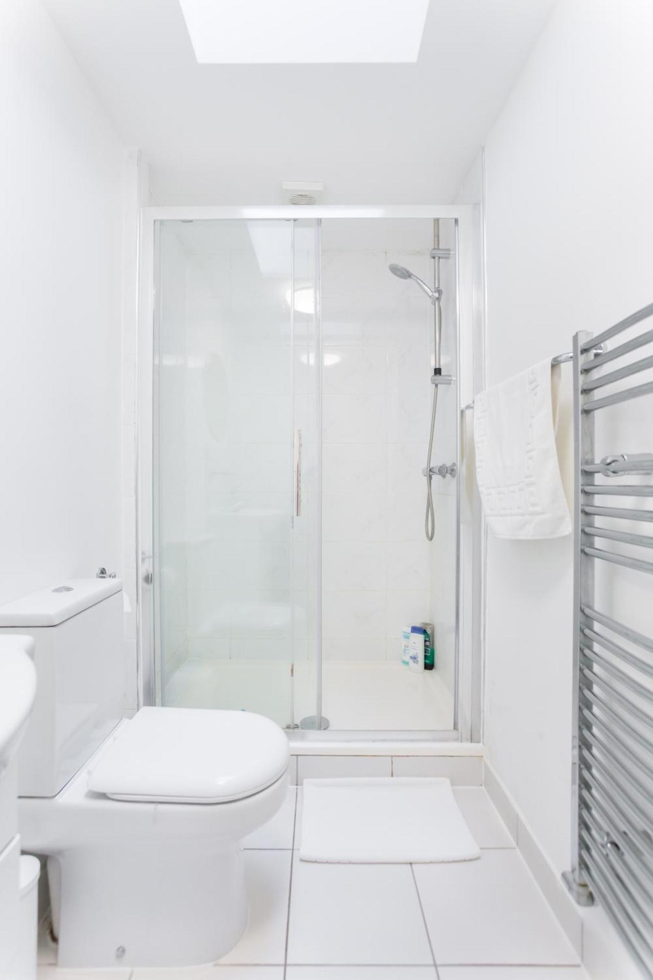 Wood Green Budget Rooms - Next To Mall & Metro Station - 10 Min To City Center Londra Esterno foto