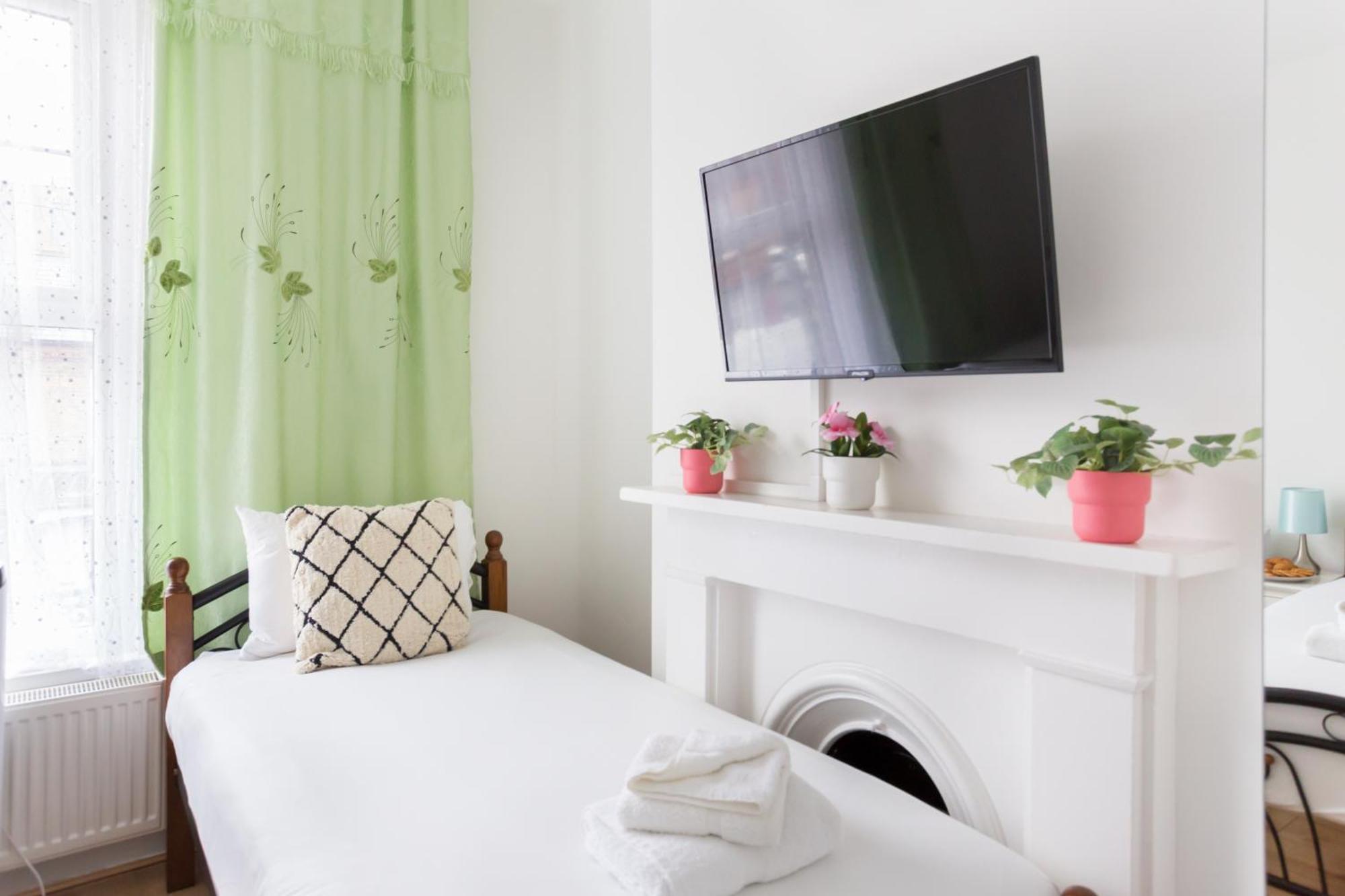 Wood Green Budget Rooms - Next To Mall & Metro Station - 10 Min To City Center Londra Esterno foto
