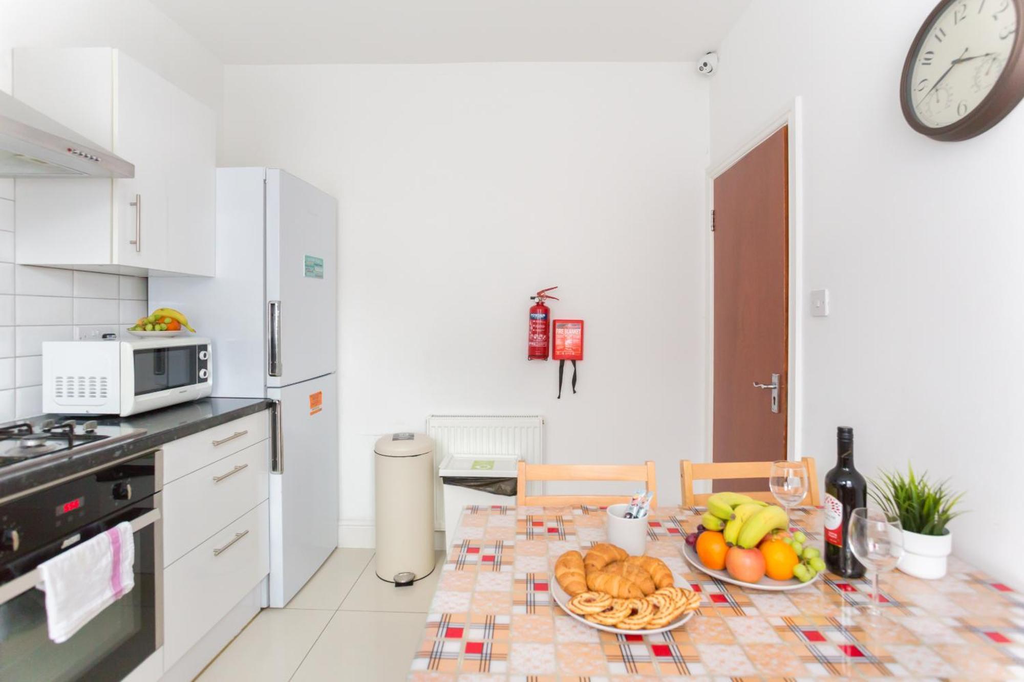 Wood Green Budget Rooms - Next To Mall & Metro Station - 10 Min To City Center Londra Esterno foto