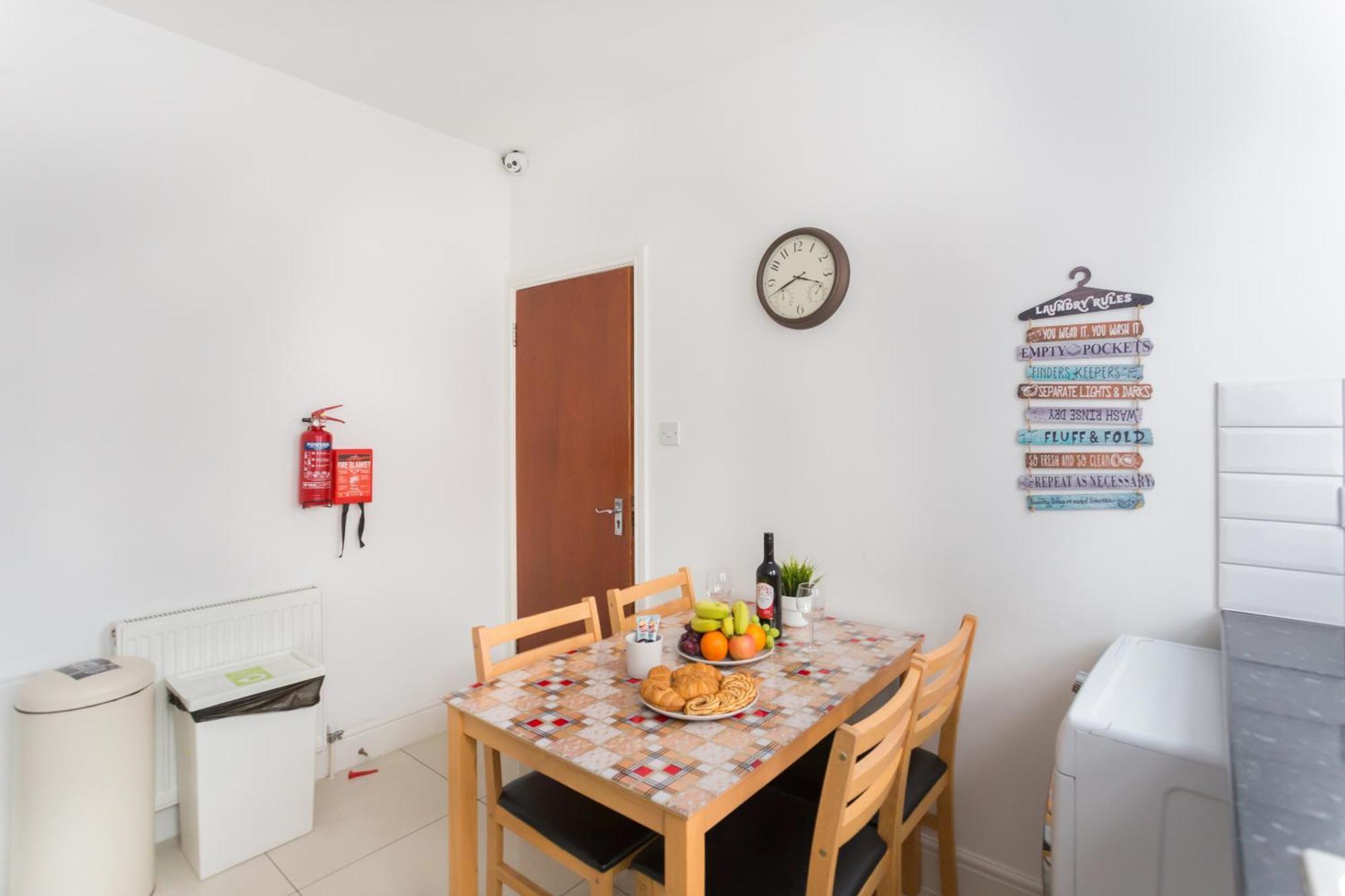Wood Green Budget Rooms - Next To Mall & Metro Station - 10 Min To City Center Londra Esterno foto