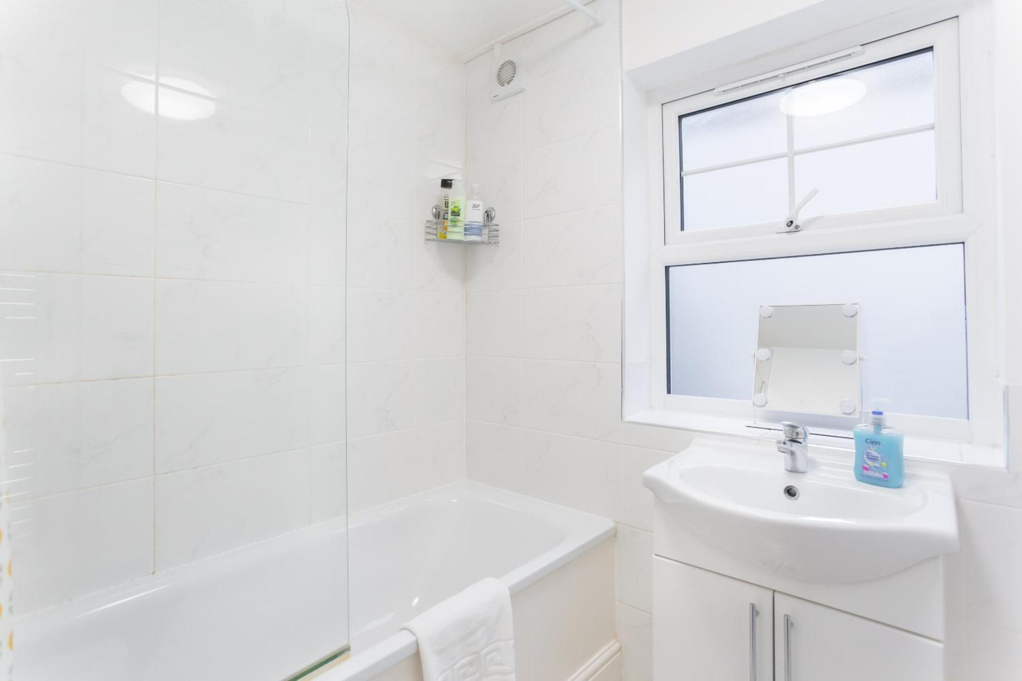 Wood Green Budget Rooms - Next To Mall & Metro Station - 10 Min To City Center Londra Esterno foto