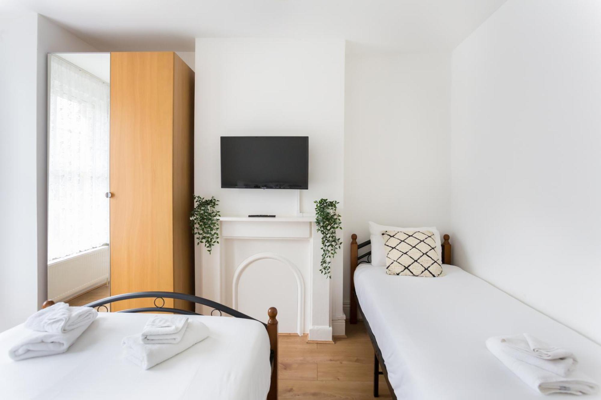 Wood Green Budget Rooms - Next To Mall & Metro Station - 10 Min To City Center Londra Esterno foto