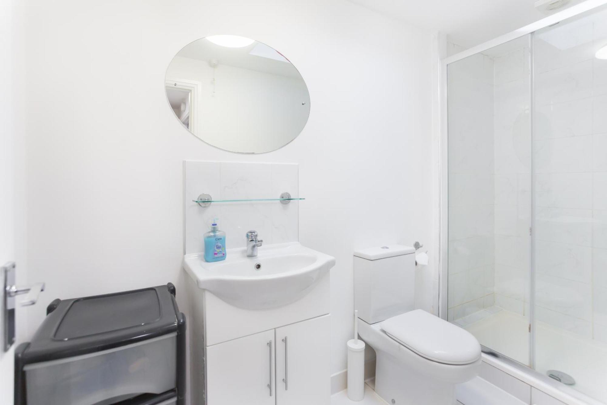 Wood Green Budget Rooms - Next To Mall & Metro Station - 10 Min To City Center Londra Esterno foto