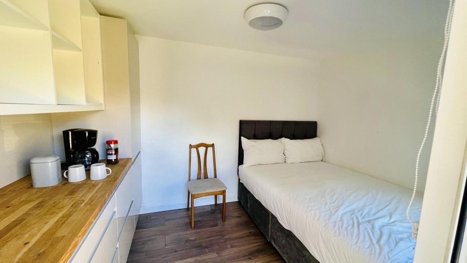 Wood Green Budget Rooms - Next To Mall & Metro Station - 10 Min To City Center Londra Esterno foto