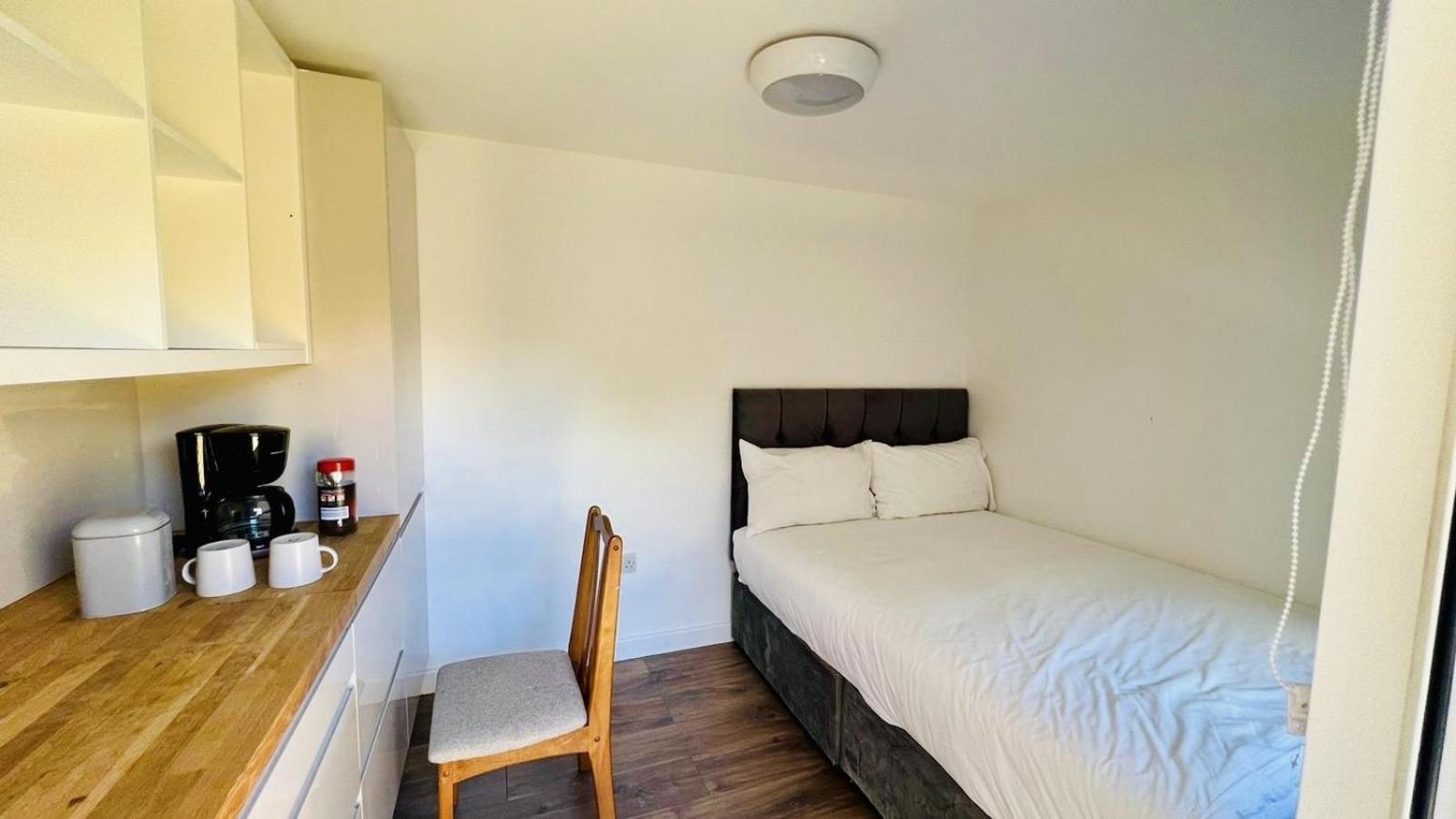 Wood Green Budget Rooms - Next To Mall & Metro Station - 10 Min To City Center Londra Esterno foto