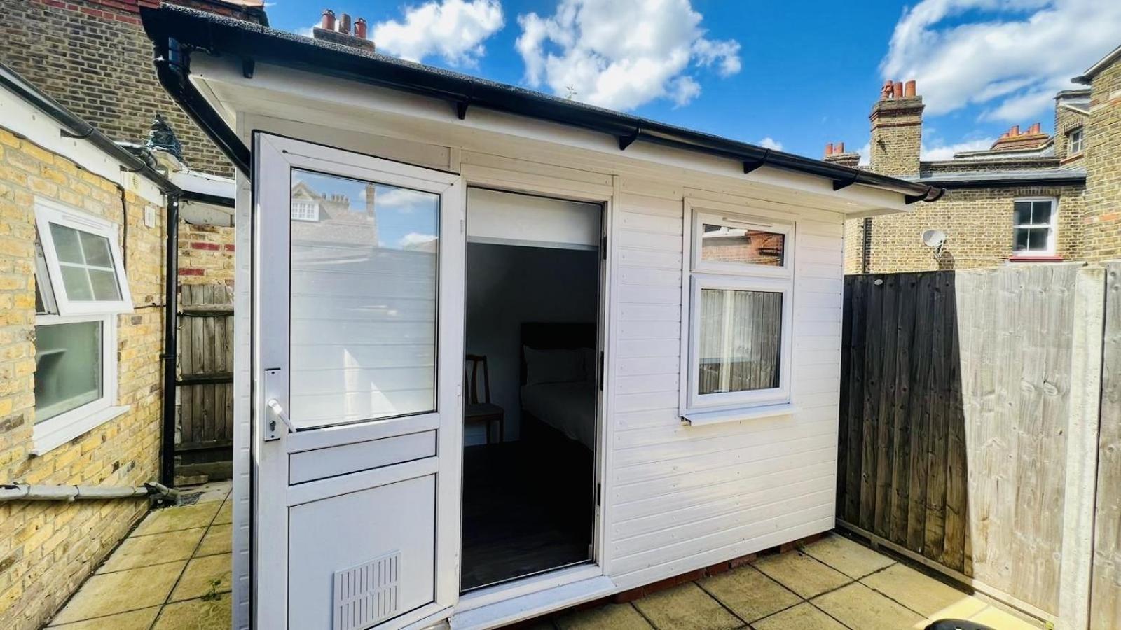 Wood Green Budget Rooms - Next To Mall & Metro Station - 10 Min To City Center Londra Esterno foto