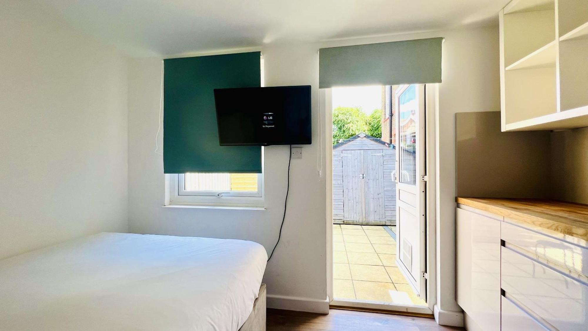Wood Green Budget Rooms - Next To Mall & Metro Station - 10 Min To City Center Londra Esterno foto