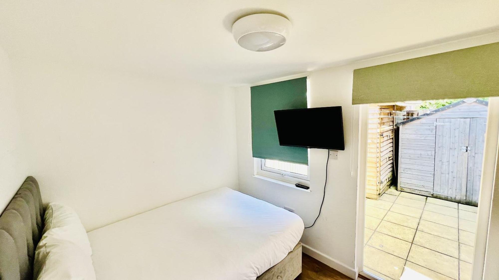 Wood Green Budget Rooms - Next To Mall & Metro Station - 10 Min To City Center Londra Esterno foto